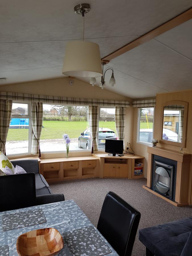 Pitch & Canvas - Self Catering At Broad Oak Farm Hotell Tattenhall Exteriör bild